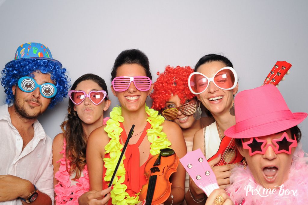 PixMeBox vous offre l’expérience photobooth ultime en Corse avec un éclairage flash de studio et un service clé en main. Réservez dès maintenant !