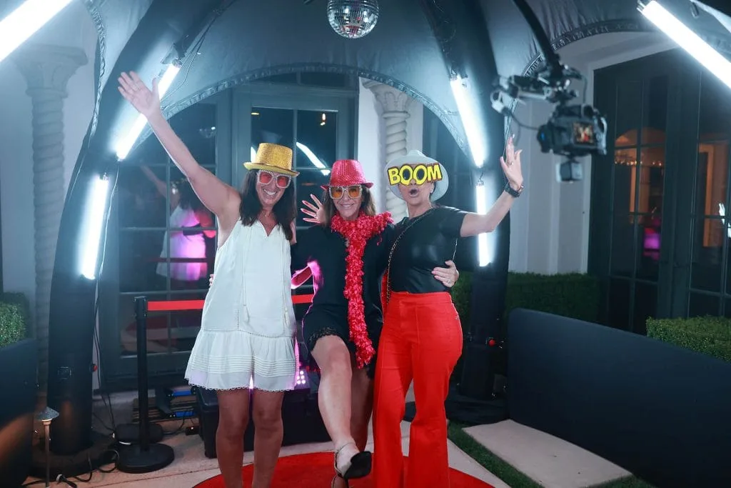 Invités profitant de l’expérience vidéo immersive PixMeBox 360 en Corse