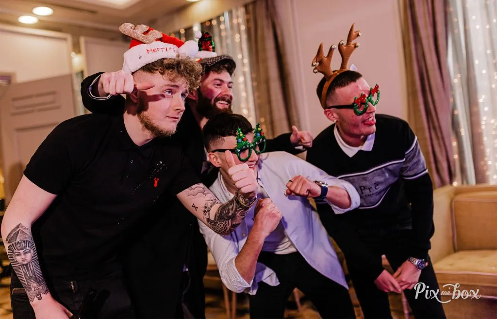 Salariés et enfants prenant la pose devant un photobooth PixMeBox lors d’un Arbre de Noël