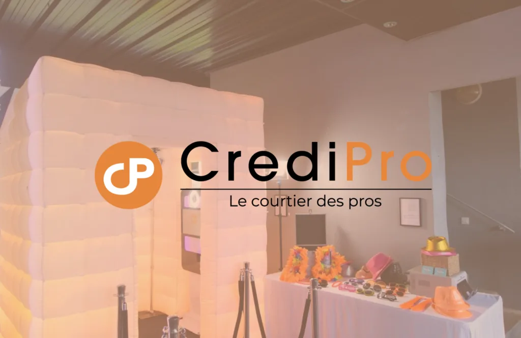 Invités profitant du PixMeBox Light Cube lors de l’événement CrediPro