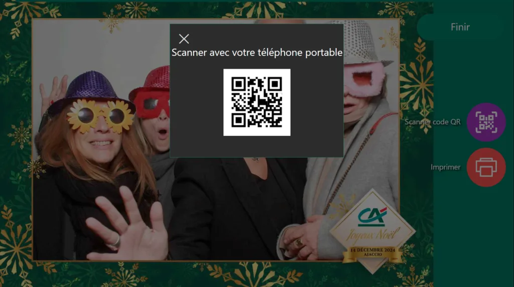 Invité scannant un QR Code sur le photobooth PixMeBox pour télécharger sa photo instantanément