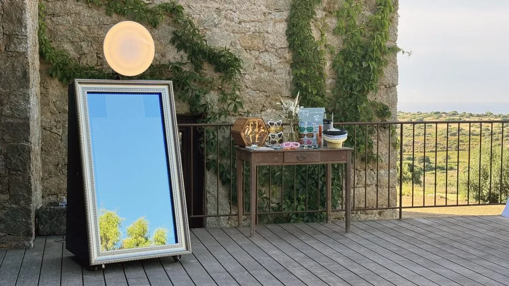 Invités découvrant une animation photobooth surprise PixMeBox – ambiance festive et joyeuse