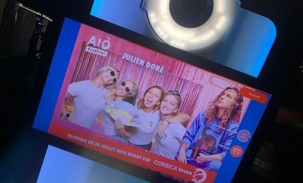 Festivalier posant devant la borne PixMeBox au Festival AIO 2025