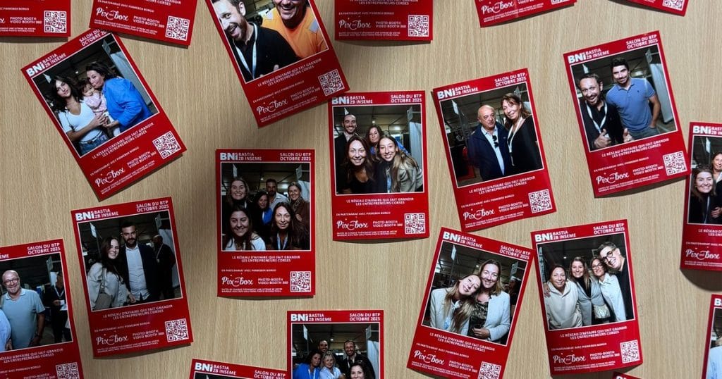 Mur de tirages photo personnalisés sur un stand du Salon du BTP à Bastia
